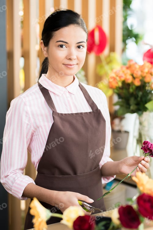 Preview: Girl cutting carnations