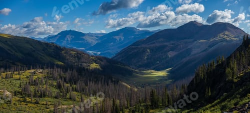 Vorschau: Am frühen Morgen, Berge, Talwolken und dramatisch Beleuchtung
