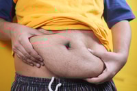 Vorschau: junge Männer halten sein Bauchfett