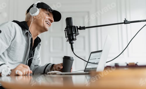 Preview: communicates with listeners of online news and music radio host's workplace in a recording studio