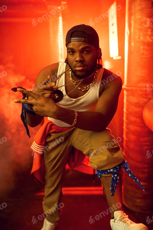 Preview: Stylish rapper shows his gold jewelry in studio