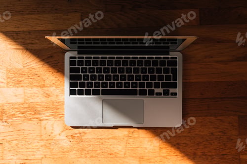 Preview: Laptop computer on wooden surface