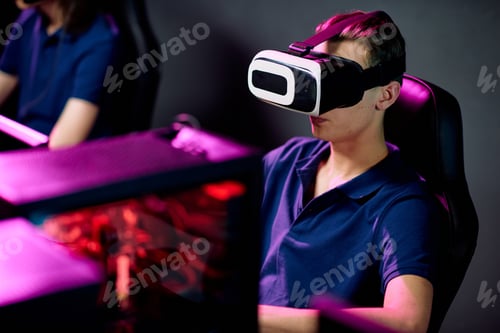Preview: Gamer in virtual reality headset