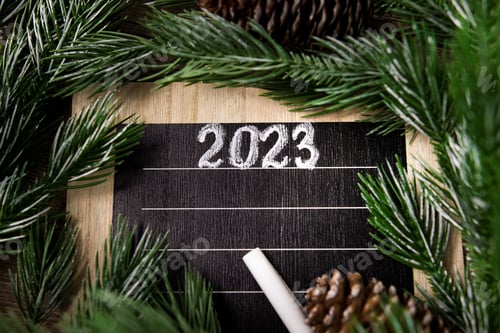 Visualização: Modelo para escrever metas, planos e listas para 2023 em um fundo de madeira com uma árvore de Natal