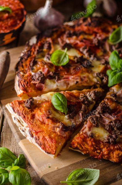 Preview: Rustic pizza with minced meat