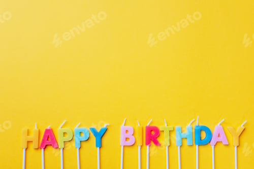 Visualização: fundo de festa com texto Feliz Aniversário por velas coloridas em fundo laranja