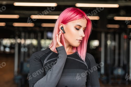 Preview: Beautiful sporty woman in black fashionable sportswear working out in the gym