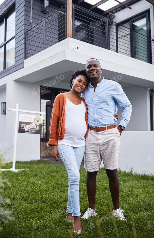Aperçu: Portrait of a young couple standing outside their new home