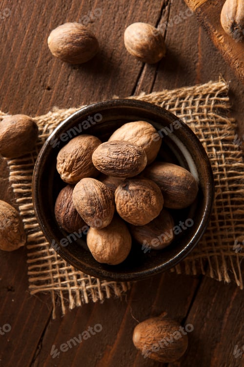 Preview: Raw Organic Dry Nutmeg