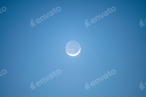 Preview: Crescent moon glowing in blue sky