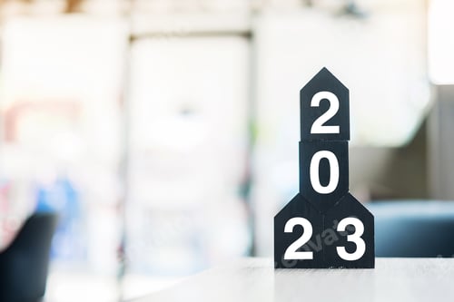 Feliz Ano Novo de 2023 com modelo de casa de madeira na mesa