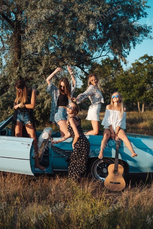 Preview: Six girls have fun in the countryside