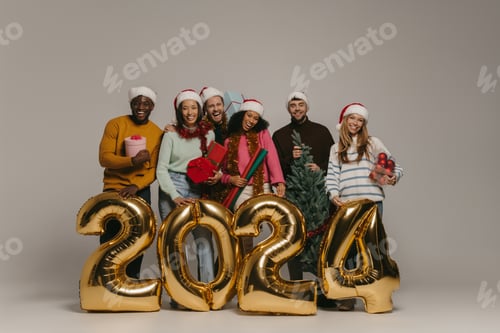 Visualização: Pessoas alegres segurando enfeites de Natal e caixas de presente enquanto comemoram o Ano Novo de 2024