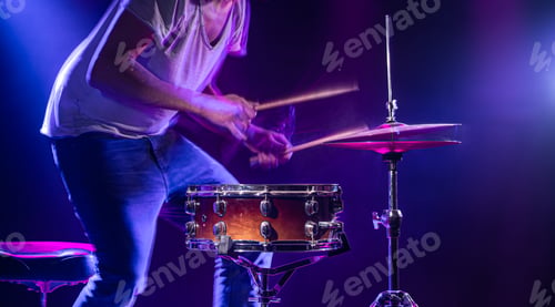 Preview: A drummer plays drums on a blue background.