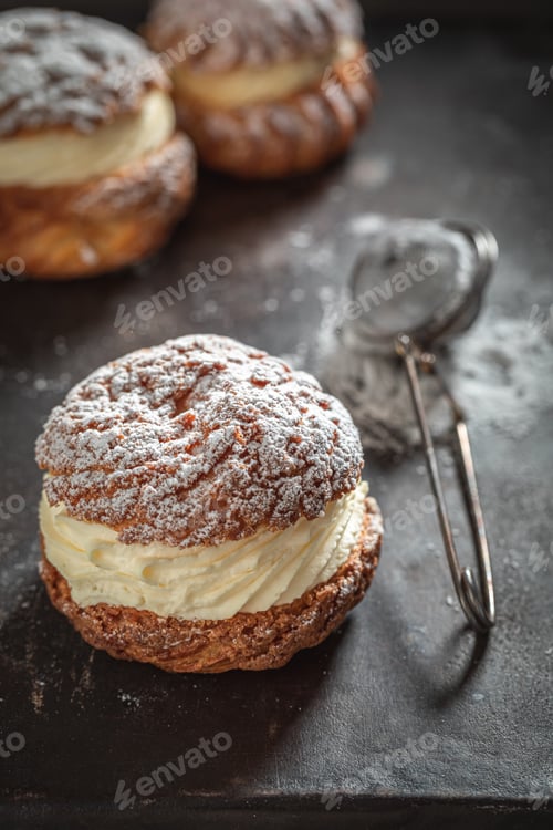 Preview: Delicious cream puffs made of vanilla cream and sugar.