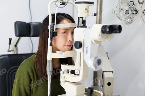 Preview: Woman doing eye test in optical clinic