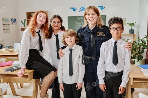 Visualização: Policial e grupo de adolescentes na sala de aula