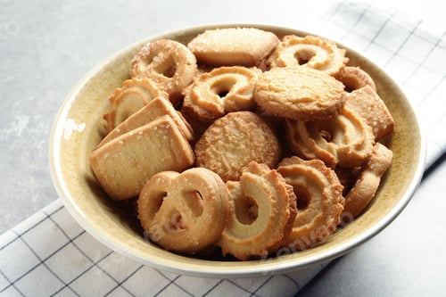 Preview: Bowl with Danish butter cookies on table, closeup