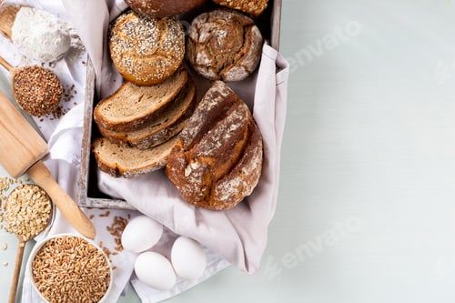 Preview: Sliced rye bread on cutting board, closeup.