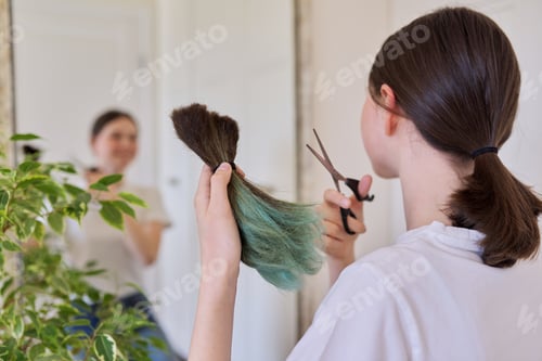 Preview: Girl makes a haircut at home, teenager cut her hair