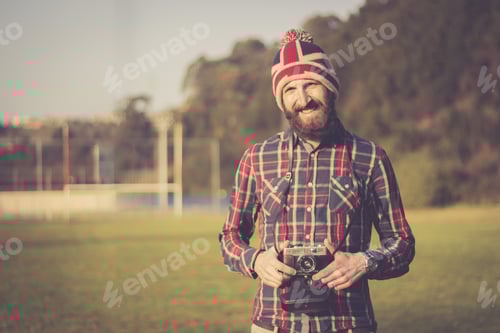 Preview: men wiyh a old camera