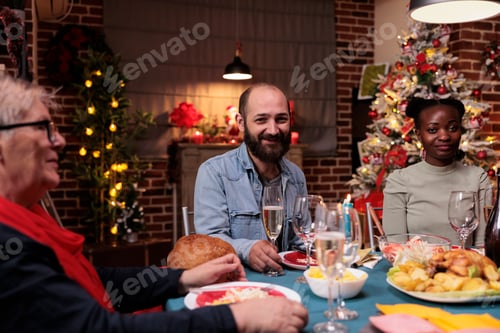 Preview: Family gathering at christmas table, friends drinking sparkling wine