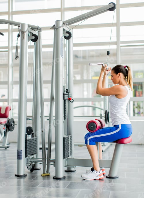 Preview: Young woman training in the gym