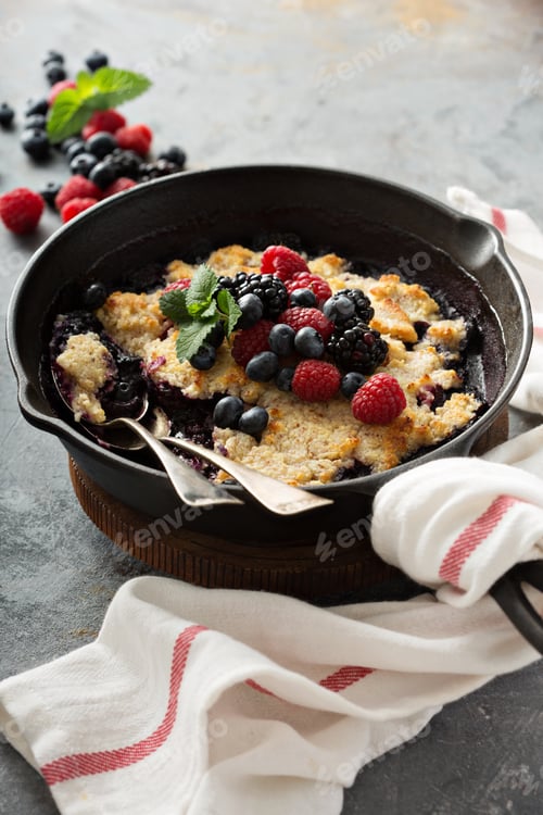 Preview: Berry crumble in a cast iron pan