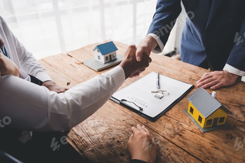 Preview: real estate agent Delivering sample homes to customers, mortgage loan contracts. Make a contract for
