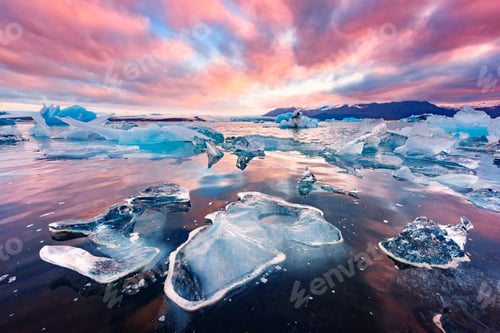 Preview: Icebergs in Jokulsarlon glacial lagoon