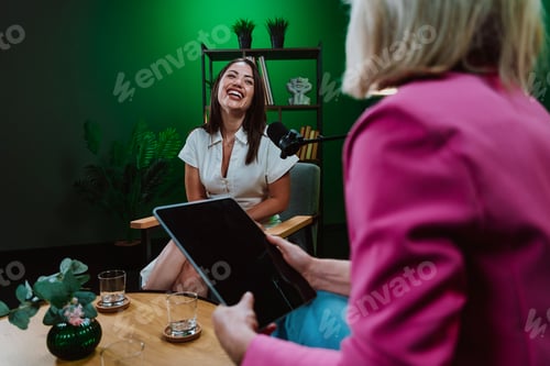 Vista previa: Creadores de contenido que transmiten entrevistas de podcast en vivo con micrófonos