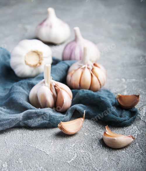 Preview: Garlic bulb with blue napkin