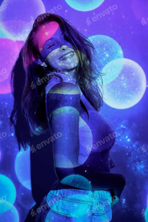 Vista previa: Merry woman dancing under colorful specks