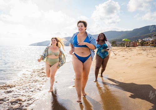 Preview: Group of plus size women with swimwear at the beach