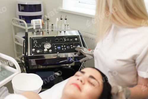 Preview: Doctor cosmetologist sets up the device for cosmetic procedures