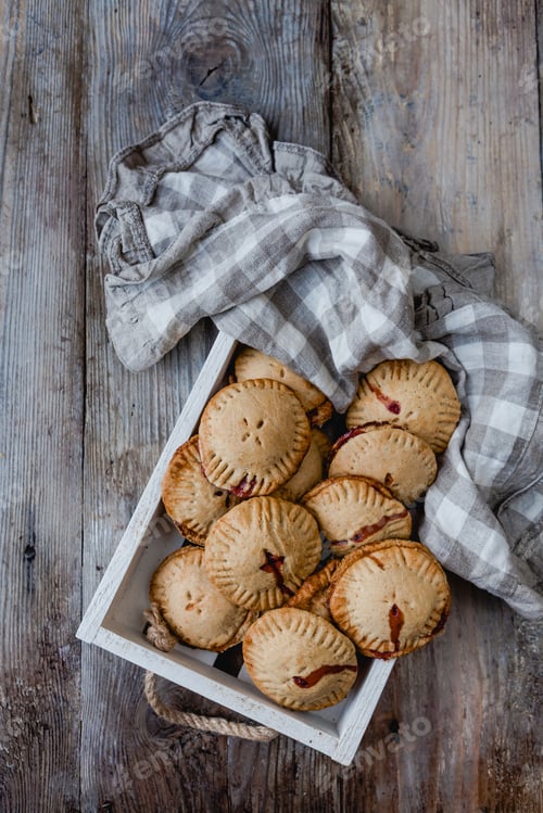 Preview: top view of tasty cookies in tray on wooden table