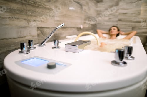 Vorschau: Schöne Frau, die sich in der Badewanne bei einer Hydromassage-Therapie entspannt. Konzentrieren Sie sich auf das Bad