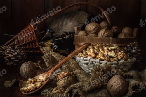 Preview: walnuts and kernels in a basket