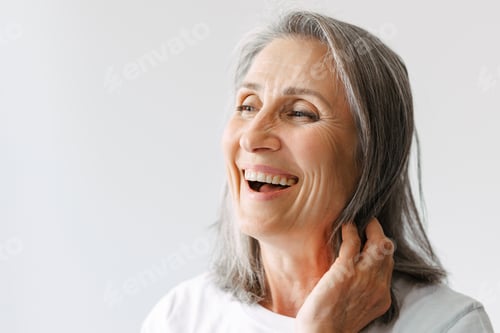 Preview: Grey senior woman in t-shirt laughing and looking aside