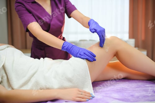 Preview: Sugaring: epilation with liquate sugar at legs