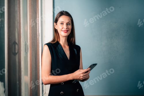 Preview: Portrait of beautiful businesswoman smiling and posing to camera