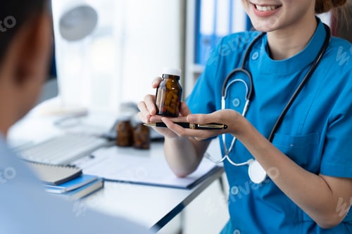 Visualização: Médico e paciente sentados e conversando no exame médico no consultório do hospital