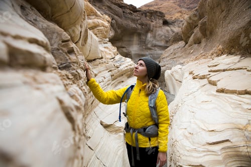 Preview: Trekker taking in sights, Death Valley National Park, California, US