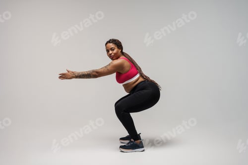 Preview: Smiling young african bodypositive fitness woman