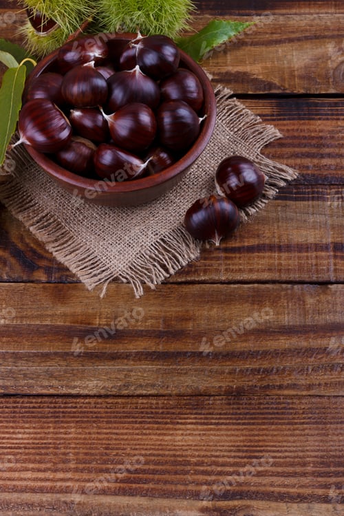 Preview: Fresh chestnuts in a bowl