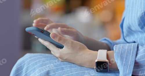 Preview: Close up of woman use of mobile phone inside shopping center