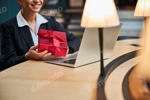 Preview: Close up of female that holding red box