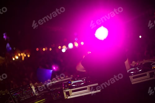 Preview: DJ Using Tuner Make Musics in Festival