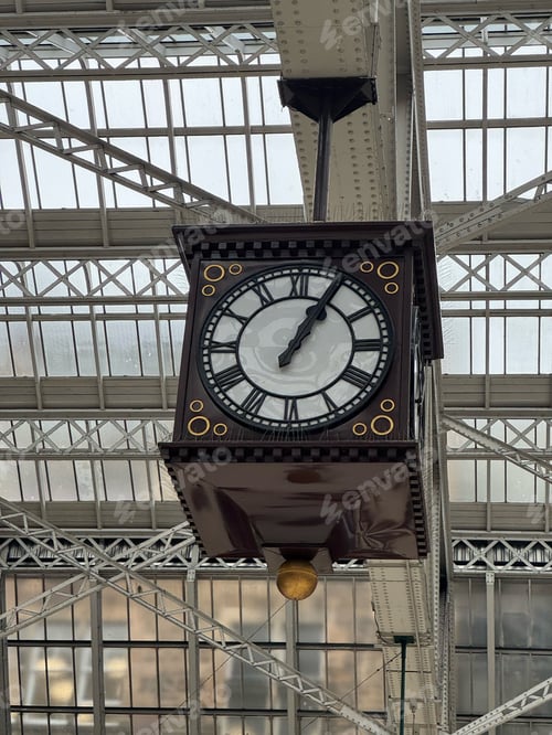 Preview: Vintage clock in Glasgow central train station