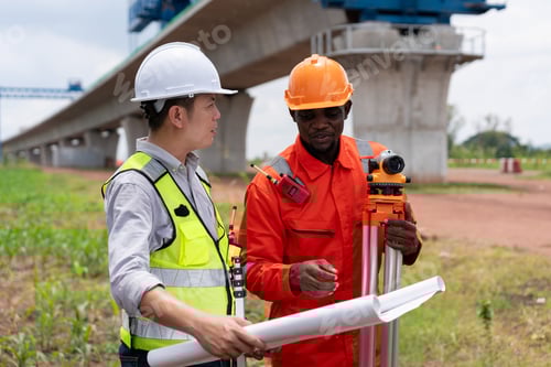 Visualização: Agrimensores e engenheiros usam um teodolito e planos para medir e verificar a construção.
